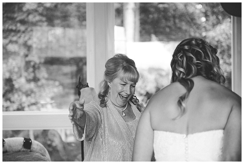 bride's mother seeing her for first time