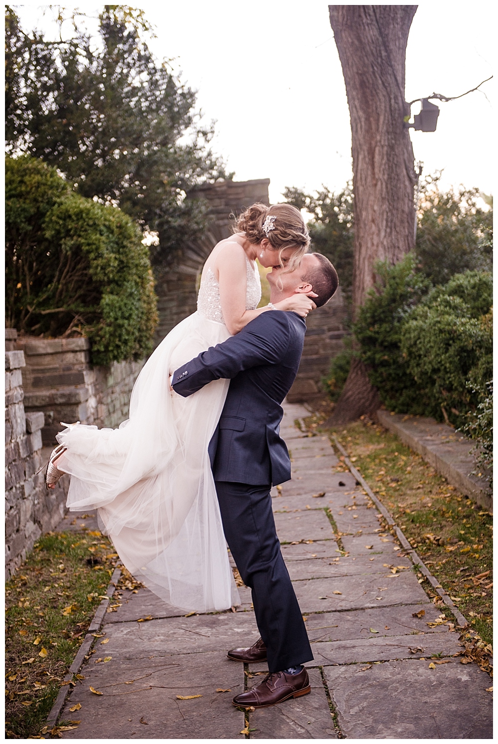 Glenview Mansion Wedding Bride & Groom kissing