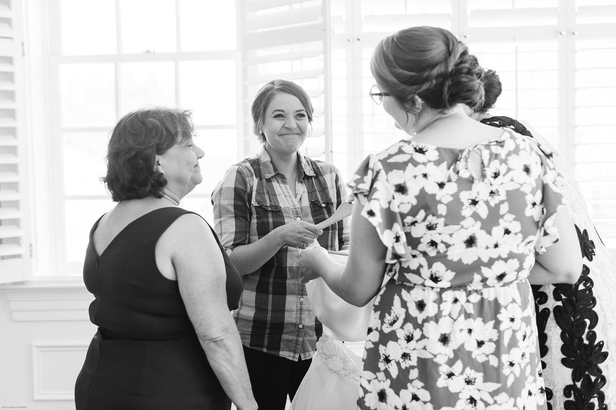 Bride getting ready at fauquier springs country club wedding amber kay photography