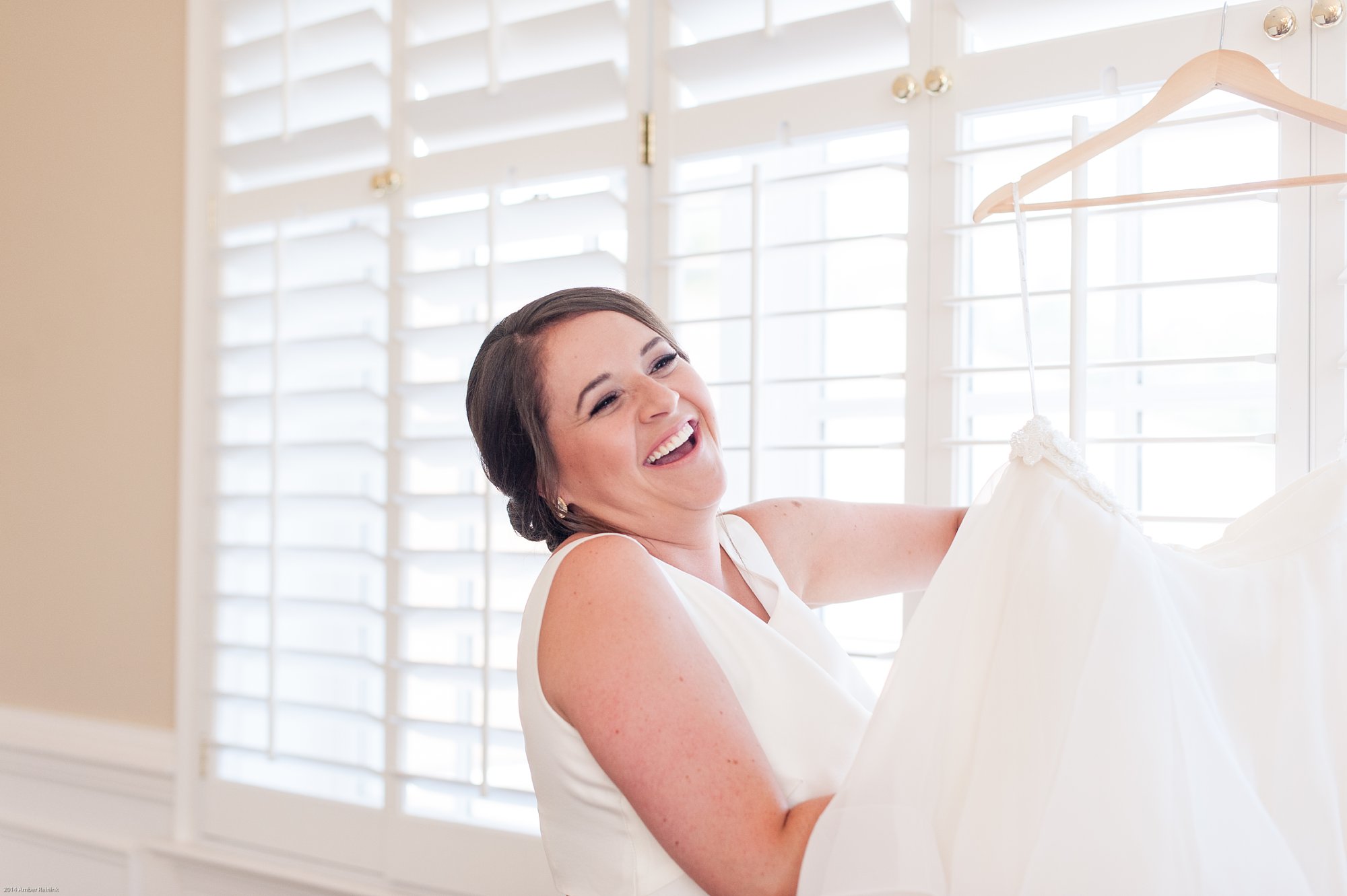 Bride getting ready at fauquier springs country club wedding amber kay photography