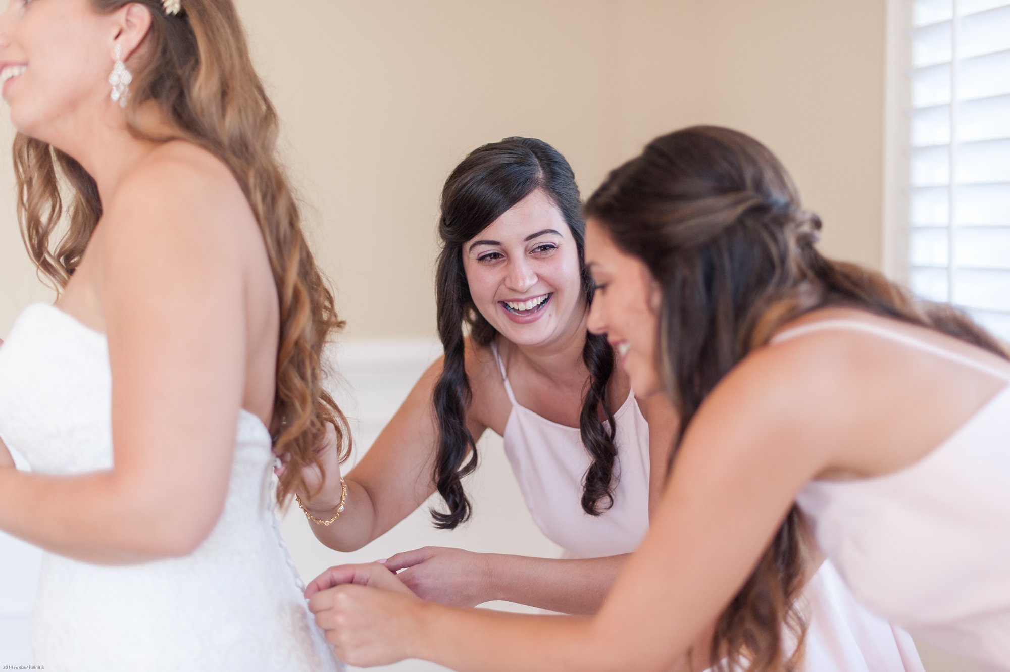 Bride getting ready at fauquier springs country club wedding amber kay photography