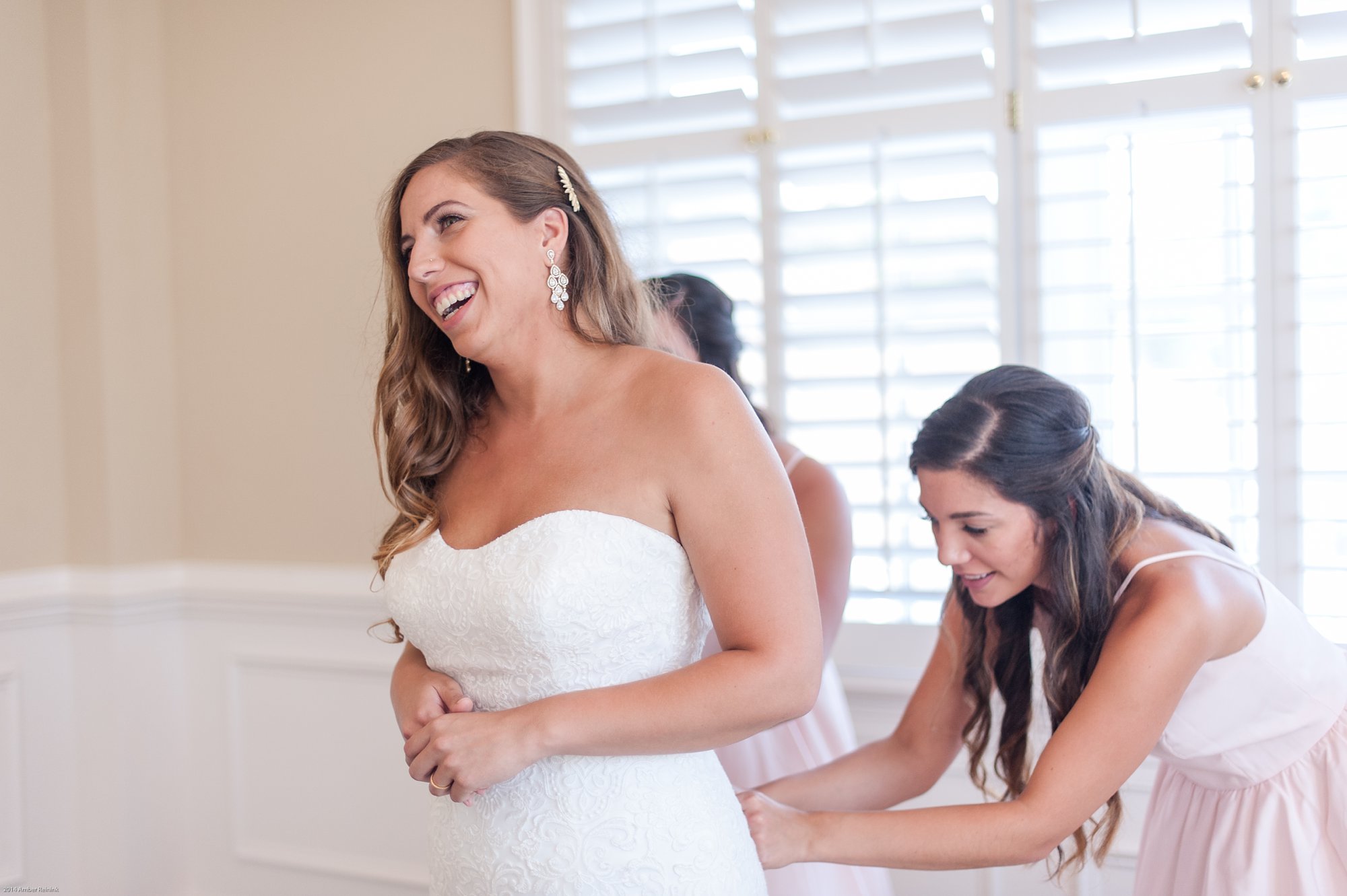 Bride getting ready at fauquier springs country club wedding amber kay photography