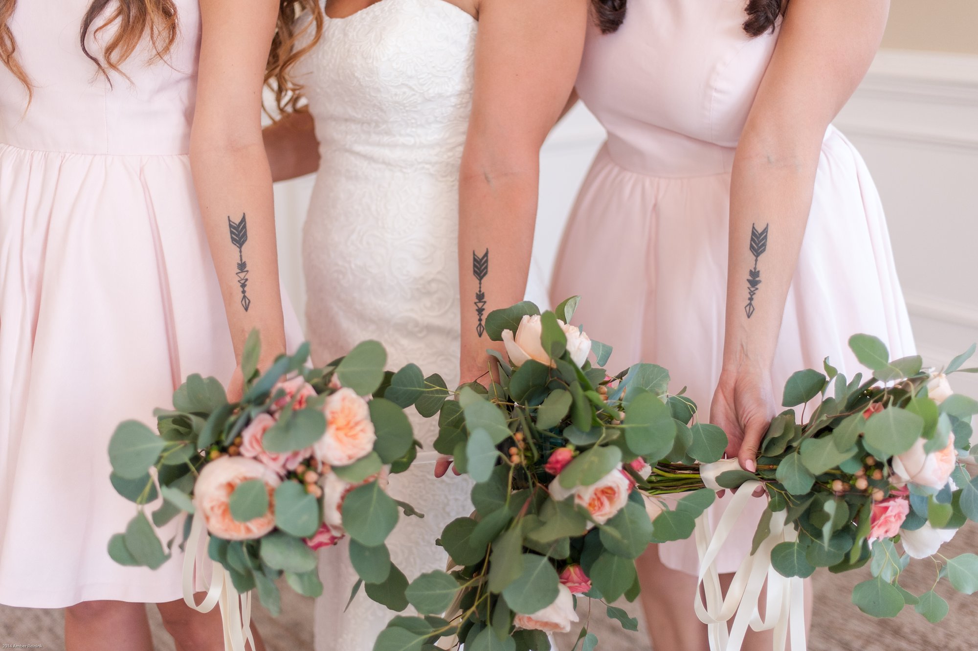 Bride getting ready at fauquier springs country club wedding amber kay photography